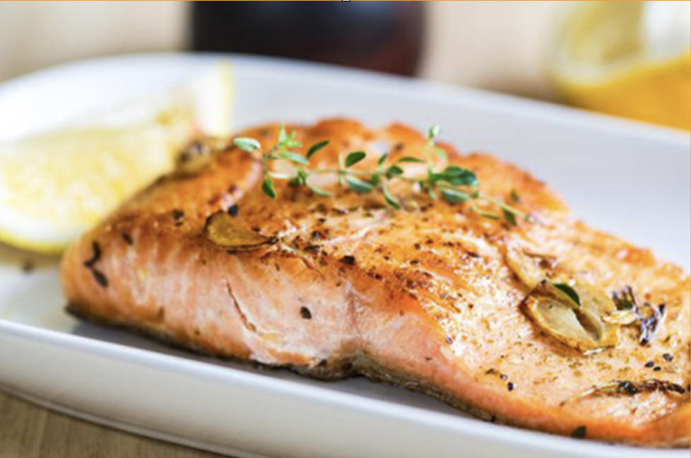 PEPINILLOS EN VINAGRE CON SALMÓN A LA PLANCHA A LAS FINAS HIERBAS